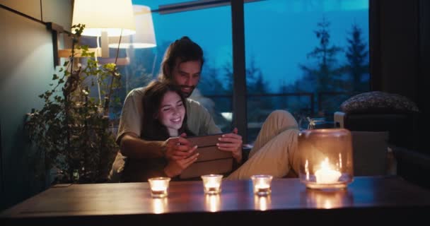 Romantický Večer Muž Dívka Sedí Pohovce Místnosti Osvětlené Svíčkami Dívají — Stock video