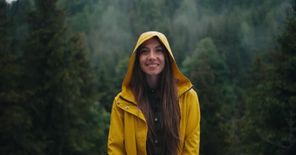 Uma Menina Feliz Uma Jaqueta Amarela Fica Sorri Contra Pano — Vídeo de Stock