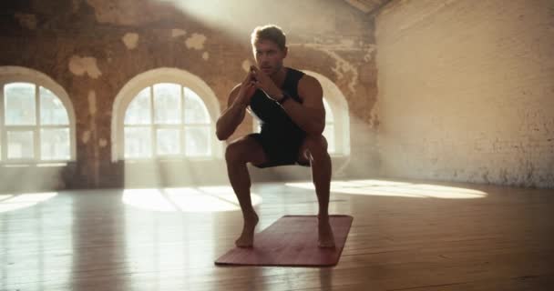 Homem Uniforme Esportivo Preto Faz Exercícios Agachamentos Desenvolvendo Músculos Panturrilha — Vídeo de Stock