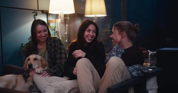Щасливе Тріо Дівчат Сидить Дивані Розважається Активне Спілкування Веселий Затишний — стокове відео