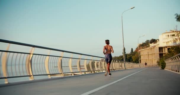 Spor Yaz Üniformalı Bir Kız Köprü Boyunca Koşuyor Şehirde Sabah — Stok video