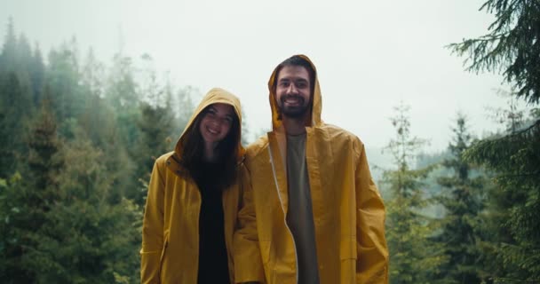 Glückliches Paar Ein Mann Und Ein Mädchen Gelben Jacken Stehen — Stockvideo