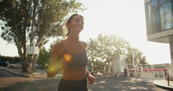 Glückliches Athletisches Mädchen Sportlicher Sommeruniform Beim Morgendlichen Joggen Schöne Sonnenstrahlen — Stockvideo