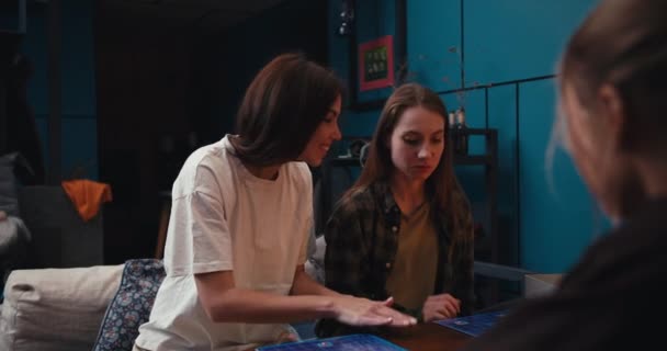 Kız Arkadaş Masa Oyununu Kazanır Birbirlerine Beşlik Çakarlar Çünkü Akşamları — Stok video