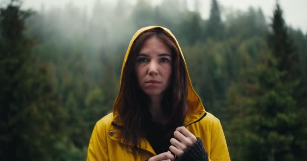 Seorang Gadis Yang Sedih Dengan Jaket Kuning Dengan Kerudung Berdiri — Stok Video
