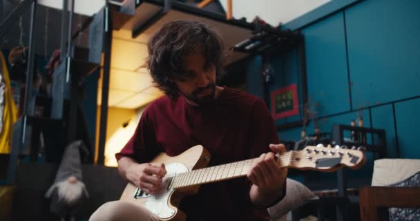 빨간색 티셔츠에 Patlaty 머리를 집에서 기타를 품질로 비디오 — 비디오