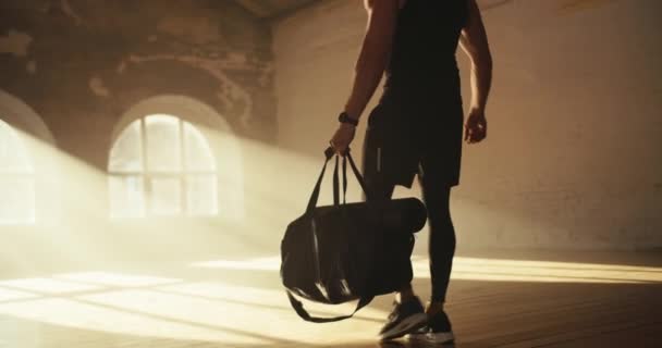 Een Sporter Zwarte Sportkleding Zomeruniform Brengt Een Rugzak Mee Legt — Stockvideo