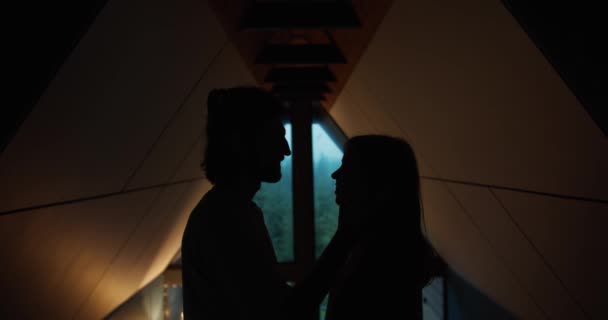 浪漫会议 一男一女面面相觑 拥抱在黑暗的房间里 — 图库视频影像