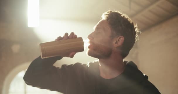 Spocony Mężczyzna Czarnym Stroju Sportowym Treningu Pije Specjalnej Butelki Słonecznej — Wideo stockowe