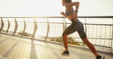 Spor yaz üniformalı bir kız sabah koşusuna düşük bir yerden başlıyor. Gün doğumunda koşmak.