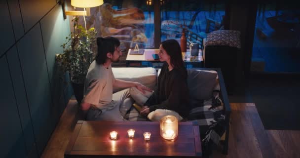 로맨틱한 남자와 소녀가 촛불로 있습니다 남자는 소녀에게 그녀는 동의하고 그들은 — 비디오