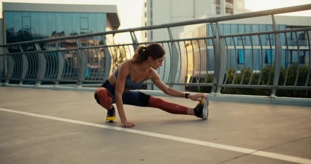 Junges Mädchen Sportuniform Beim Morgendlichen Stretching Auf Der Straße Fitness — Stockvideo
