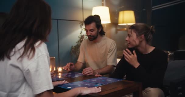 Quattro Amici Giocano Gioco Tavolo Seduti Sul Divano Sera Una — Video Stock
