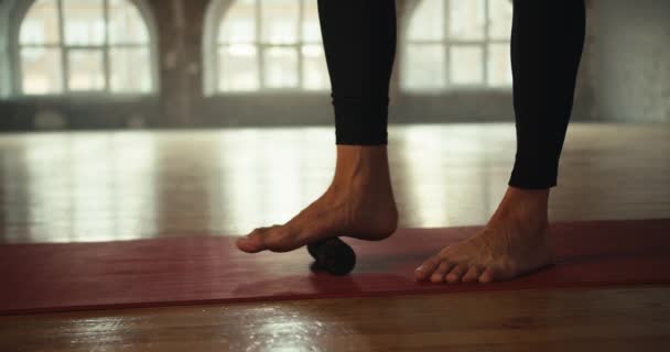 Zbliżenie Nogi Sportowca Który Używa Małego Stożka Rozciągania Stóp Stojąc — Wideo stockowe