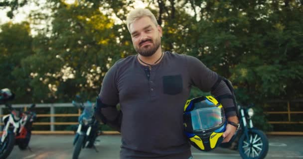 Beyaz Saçlı Sakallı Küpeli Bir Motorcu Elinde Motosiklet Kaskı Tutuyor — Stok video
