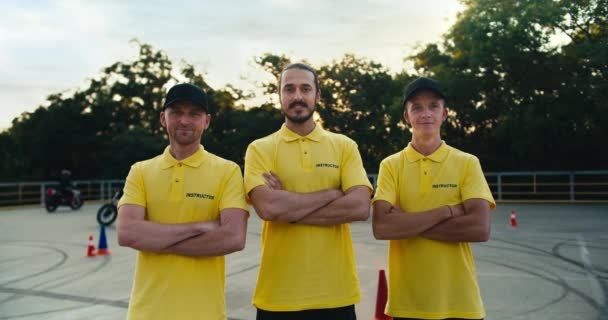 Tým Instruktorů Žlutém Tričku Položil Ruce Prsa Pózoval Trio Řidičských — Stock video