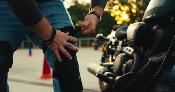 Detailní Záběr Jak Motorkář Nasazuje Velké Podkolenky Bezpečná Jízda Motocykly — Stock video