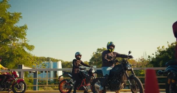 Kompania Motocyklistów Odzieży Ochronnej Kaskach Przeszkodami Podczas Jazdy Placu Treningowym — Wideo stockowe