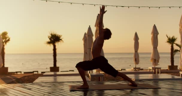 Tío Con Torso Desnudo Estira Hace Movimientos Yoga Meditación Playa — Vídeo de stock