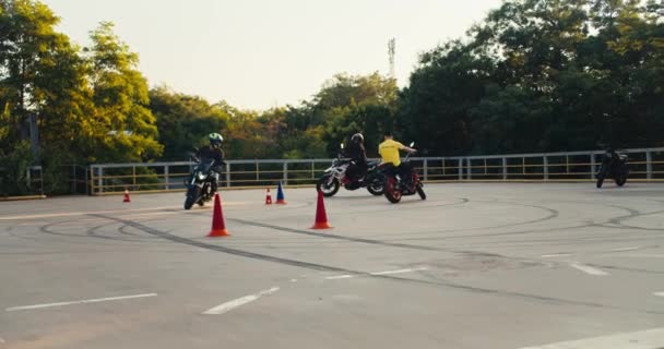 Studenti Motorkářů Společně Svým Instruktorem Žlutém Tričku Jezdí Cvičišti Motocyklové — Stock video