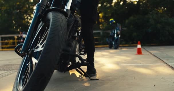 Ein Professionelles Motorradmädchen Spezieller Schutzkleidung Und Helm Sitzt Auf Einem — Stockvideo