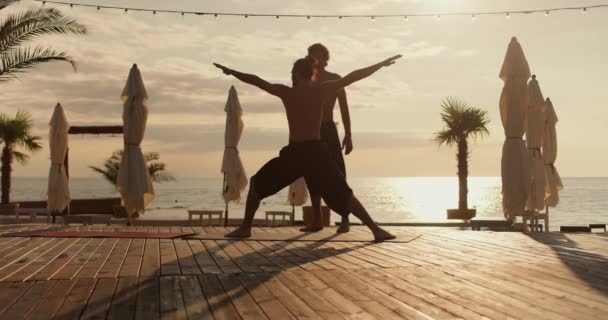 Yogi Aide Son Élève Prendre Bonne Posture Pour Méditation Méditation — Video