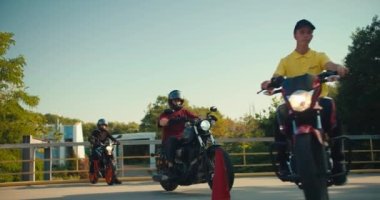 Antrenman sahasında antrenman yapan uzman motosiklet sürücülerine genel bakış ve motosiklet sürerken engeller ölüyor.