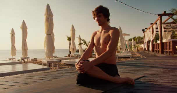 Cara Tomou Uma Posição Especial Para Ioga Meditação Estilo Zen — Vídeo de Stock