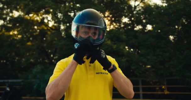 Porträt Eines Motorradfahrlehrers Gelben Shirt Der Den Schutz Eines Motorradhelms — Stockvideo