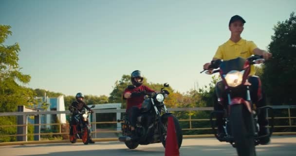 Przegląd Ekspertów Kierowców Motocykli Którzy Trenują Placu Treningowym Przeszkody Umierają — Wideo stockowe