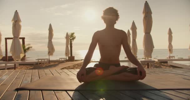 Rückblick Auf Einen Typen Der Morgens Strand Sitzt Und Meditiert — Stockvideo