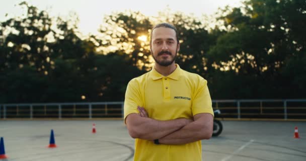 Instrutor Direção Masculino Uma Camiseta Amarela Com Barba Bigode Dobrou — Vídeo de Stock