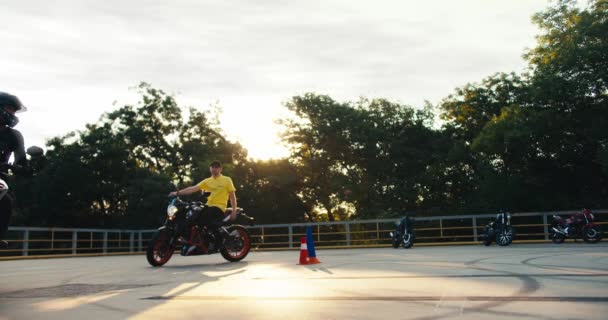 在驾驶学校拍摄一名单车教练和一名单车学生 在摩托车学校学习驾驶摩托车 — 图库视频影像