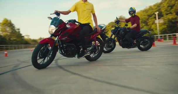 Guy Instruktor Žlutém Tričku Trénuje Svého Studenta Motorce Check Motocyklistů — Stock video