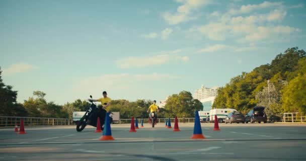 Dva Řidiči Žlutých Tričkách Zdokonalují Své Dovednosti Manévrování Motorce Dva — Stock video