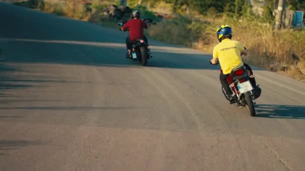 Instruktor Žlutém Tričku Spolu Svým Motorkářským Studentem Zahýbají Rohu Silnice — Stock video