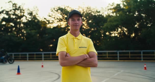 Vrolijke Jonge Rijinstructeur Geel Shirt Man Poseert Met Zijn Armen — Stockvideo