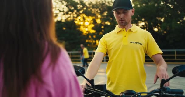 Sarı Tişörtlü Şapkalı Bir Adam Motosiklete Biner Pembe Tişörtlü Bir — Stok video