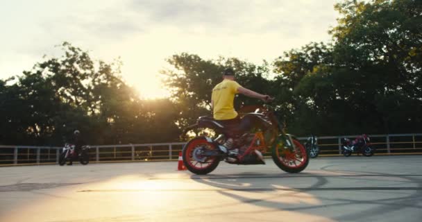 Střelba Profesionálních Motocyklistů Motocyklové Škole Motorkářský Dům Střelnici Slunečného Počasí — Stock video