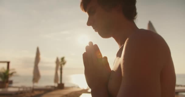 Крупный План Вид Спокойного Парня Медитирующего Пляже Рассвете Утренняя Медитация — стоковое видео