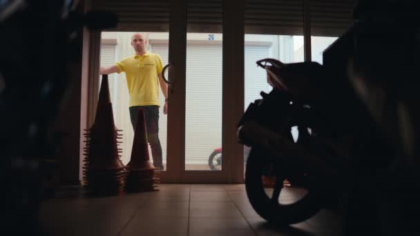 Парень Жёлтой Футболке Закрывает Гараж Мотоциклом Конец Рабочего Дня Мотоциклетной — стоковое видео