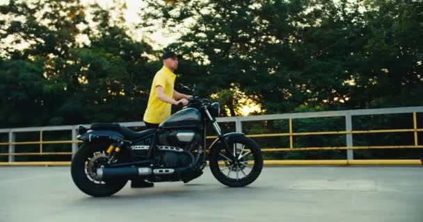 학교에서 강사는 올바른 장소에 오토바이를 설정합니다 노란색 티셔츠에 강사를 — 비디오