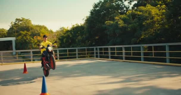 Arka Tekerde Sarı Tişörtlü Motosikletli Bir Adam Geziyor Motosikletle Tek — Stok video