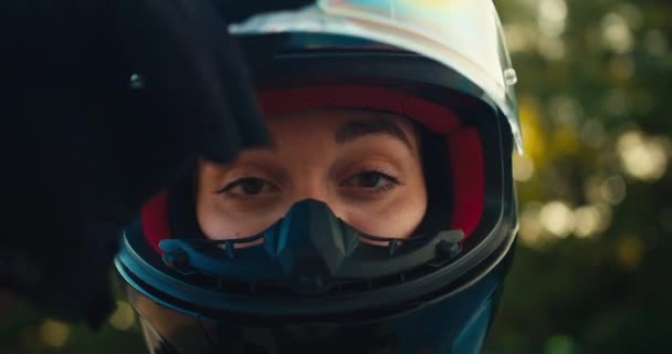 오토바이 헬멧의 보호를 카메라를 소녀의 클로즈업 — 비디오