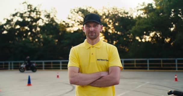 Szczęśliwy Instruktor Żółtej Koszulce Czapce Złożył Ręce Klatce Piersiowej Pozował — Wideo stockowe