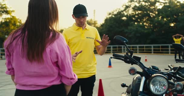Körinstruktör Gul Shirt Berättar För Kvinnlig Elev Rosa Shirt Hur — Stockvideo