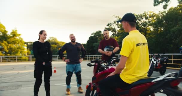 Okuldaki Öğrenci Profesyonel Bir Motosiklet Sürücüsüyle Etkileşim Halindeler Sarı Tişörtlü — Stok video