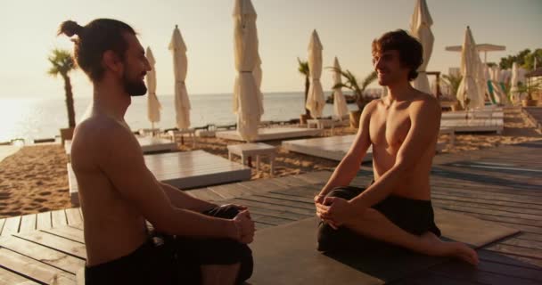 Due Ragazzi Siedono Meditano Una Spiaggia Soleggiata Mattino Armonia Del — Video Stock