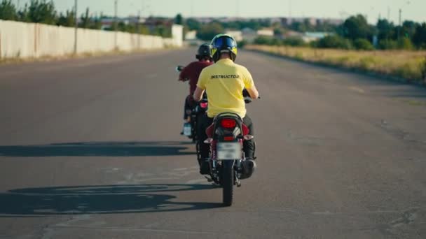 Sarı Tişörtlü Motosiklet Sürücüsü Geniş Yollu Kırmızı Tişörtlü Öğrencilerini Takip — Stok video