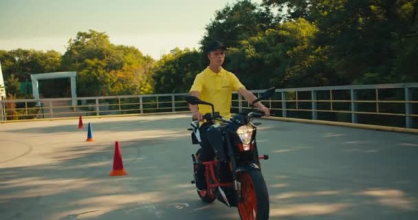 Der Typ Gelben Shirt Ist Ein Profi Auf Einem Moped — Stockvideo